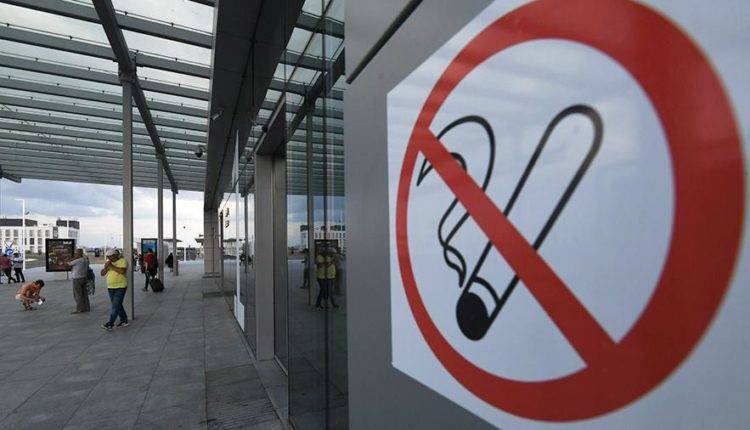 Минздрав предложил снижать зарплаты курящим россиянам