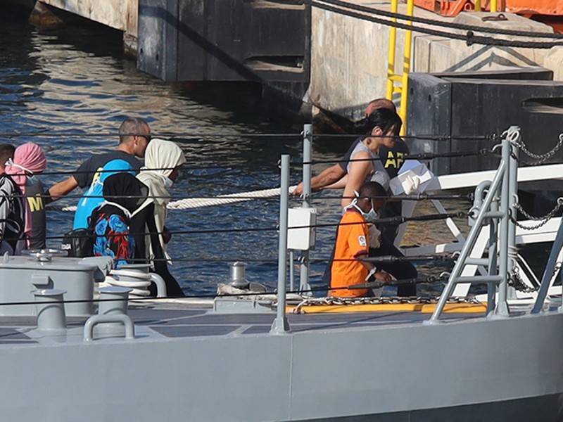 Испания предложила судну с беженцами войти в свой порт