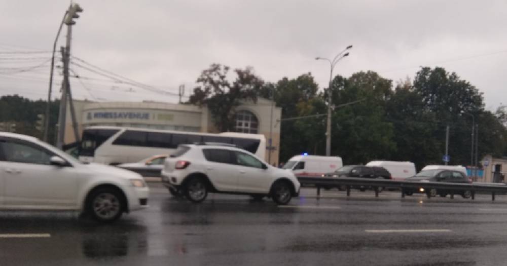 В ДТП с автобусом в Москве пострадало 15 туристов из Китая — видео.