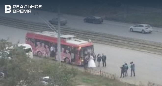 Соцсети: в Казани молодожены заказали на свадьбу троллейбус