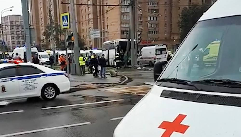 В Москве автобус с китайскими туристами врезался в столб (видео)