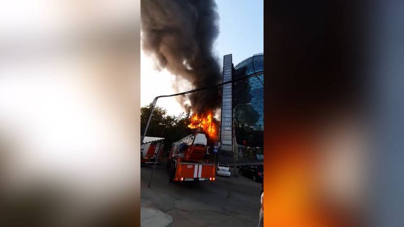 В центре Новосибирска загорелся ресторан — видео — РТ на русском