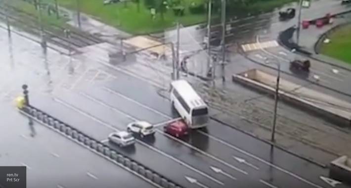 В Сети опубликовано видео момента ДТП с пассажирским автобусом в Москве