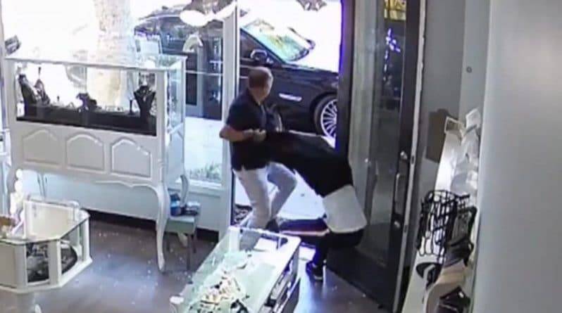 Менеджер ювелирного магазина в одиночку дал отпор грабителям, избивавшим его молотками (видео)