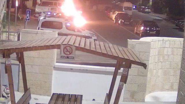 Видео: купили бензин на заправке и сожгли полицейскую машину на юге Израиля