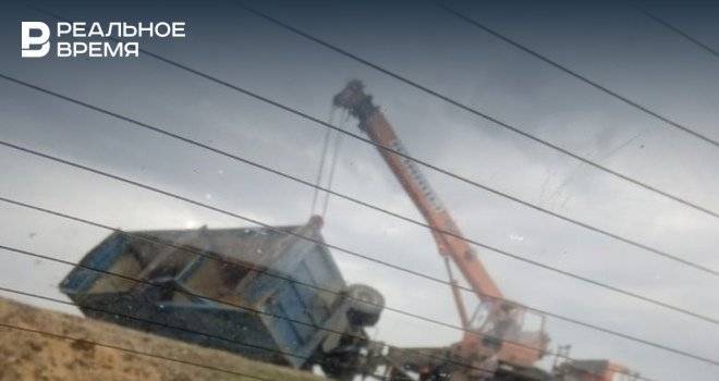 Соцсети: в Татарстане грузовик с прицепом перевернулся на трассе и заблокировал проезд