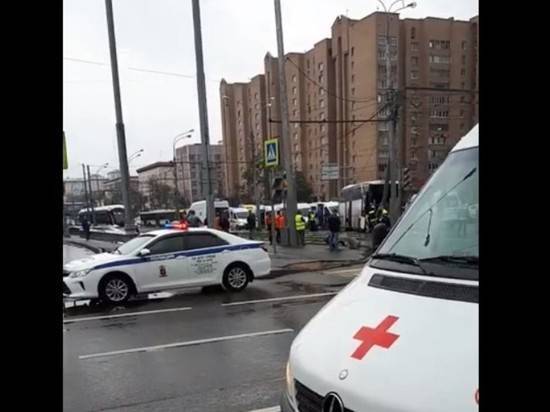 В Москве автобус врезался в столб: полтора десятка раненых