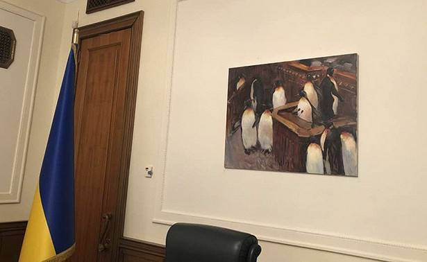 Зеленский украсил свой кабинет пингвинами и шаурмой