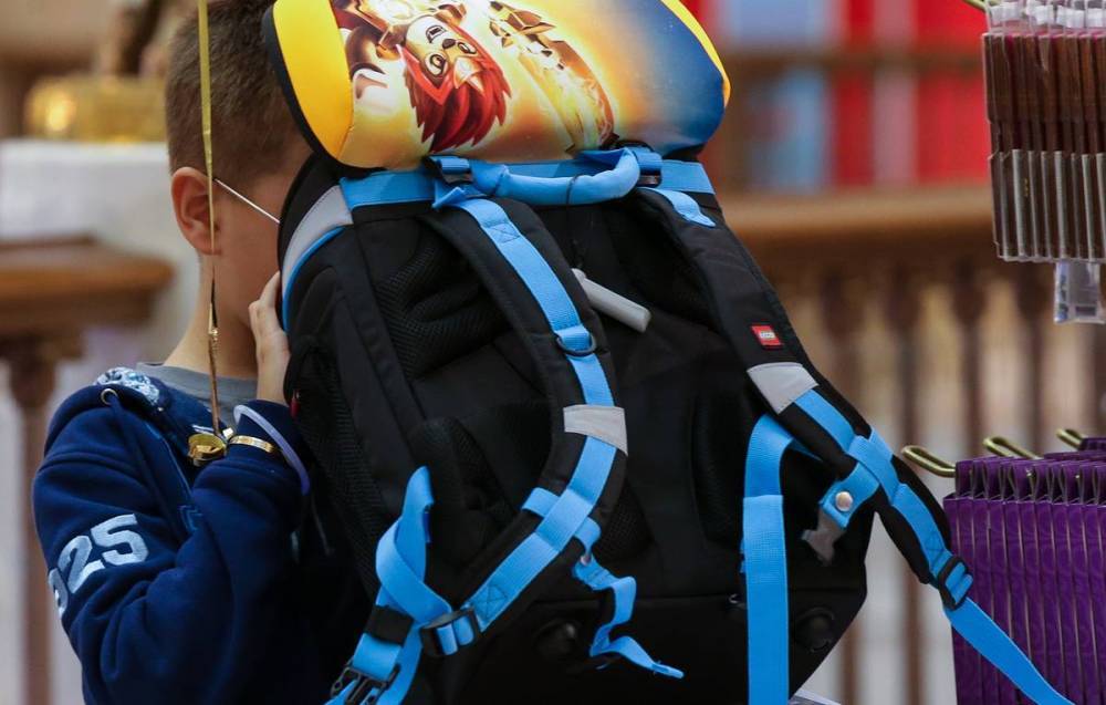 Роспотребнадзор назвал допустимый вес рюкзака с учебниками в 1-2 классах