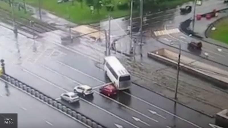 Видео момента ДТП с  протаранившим столб автобусом в Москве появилось в Сети