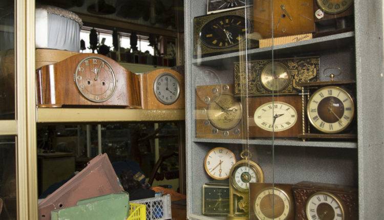Немецкий коллекционер подарил ангарскому музею 176 советских часов