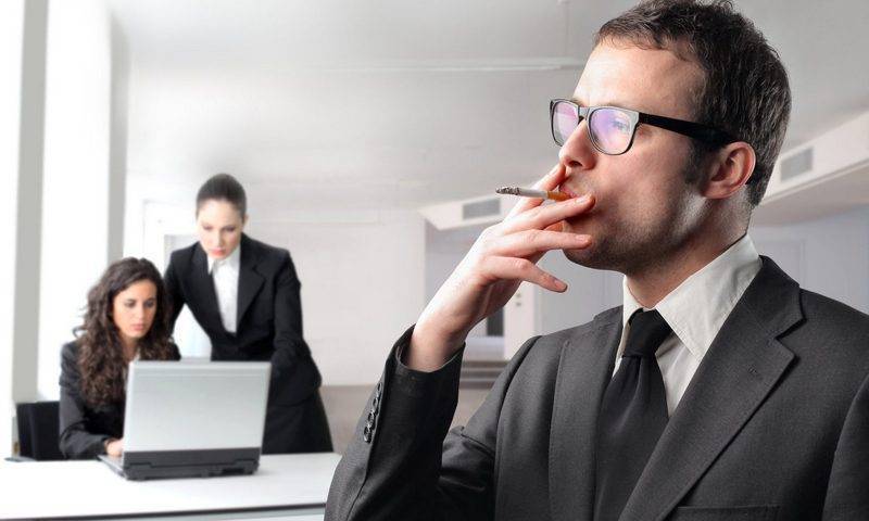 Минздрав предложил предприятиям штрафовать курящих на работе