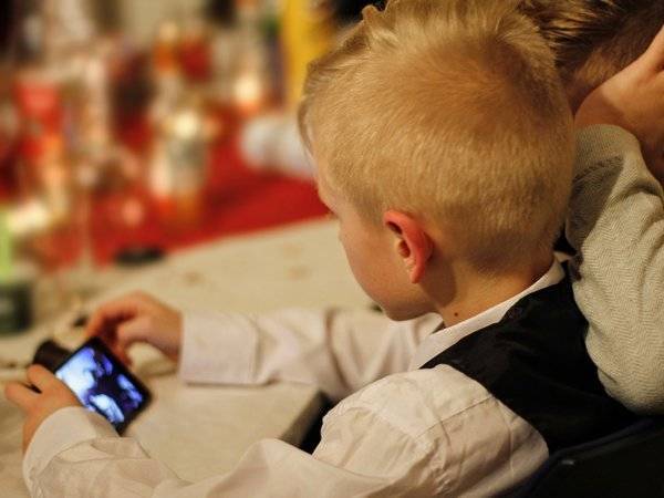 Минпросвещения посоветует школам ограничить учеников в пользовании смартфонами
