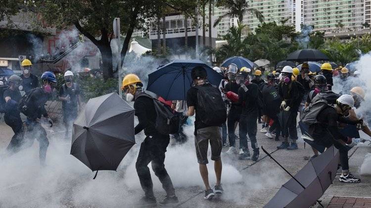 Демонстранты окружили в Гонконге правительственный комплекс зданий
