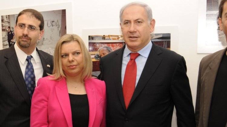 Супруга Нетаньяху выбросила кусок приветственного каравая в Киеве