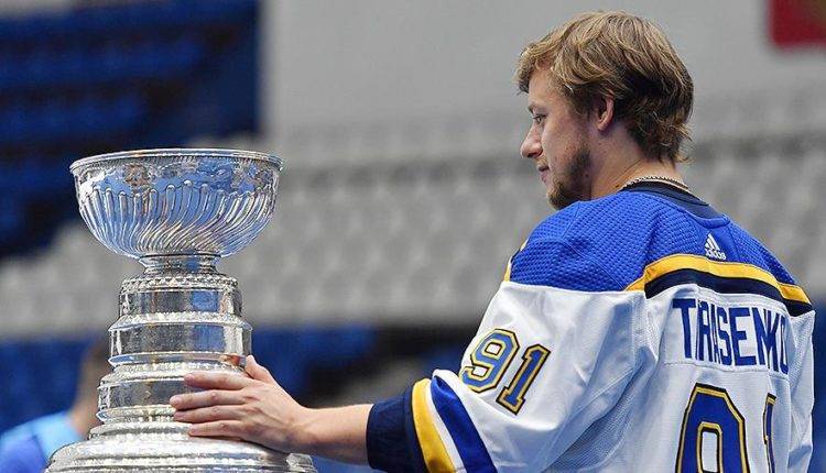 Хоккеист Тарасенко привез Кубок Стэнли в Новосибирск