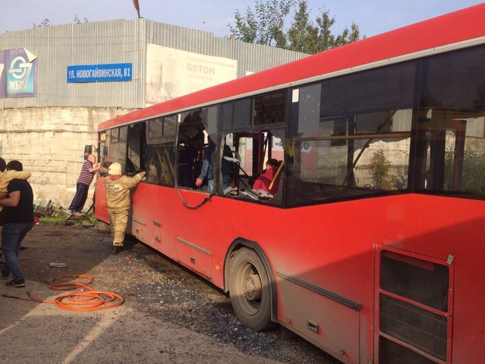 Видео странного ДТП в Перми: автобус протаранил бетонную стену
