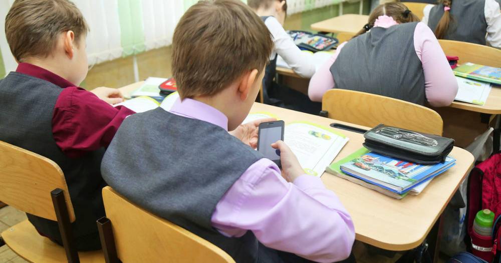 Роспотребнадзор ограничил использование смартфонов в школах