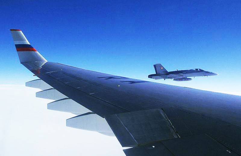 "Акт гостеприимства": швейцарские истребители сопроводили самолет с Песковым