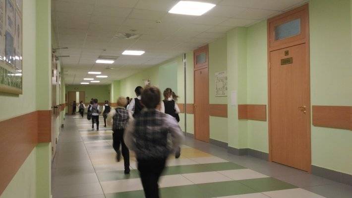 Заслуженные учителя РФ пообещали не отбирать у школьников смартфоны