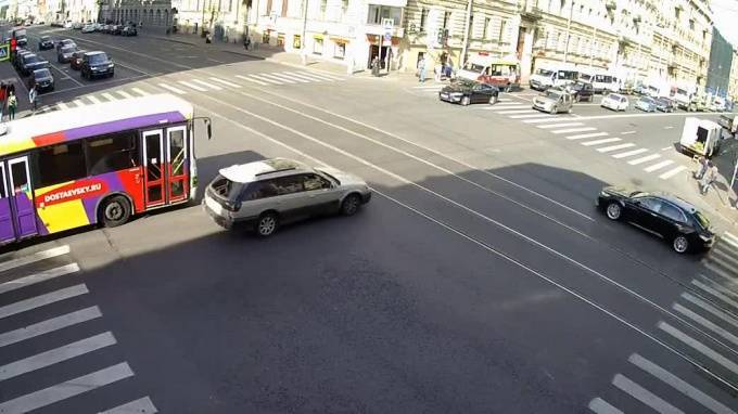 Разбитые автомобили перегородили трамвайные рельсы на Среднем проспекте Васильевского острова