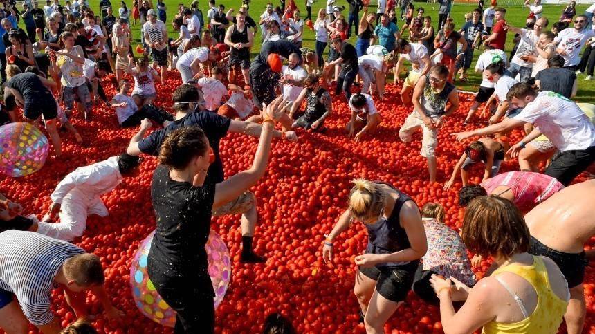 В Петербурге устроили помидорные бои — видео