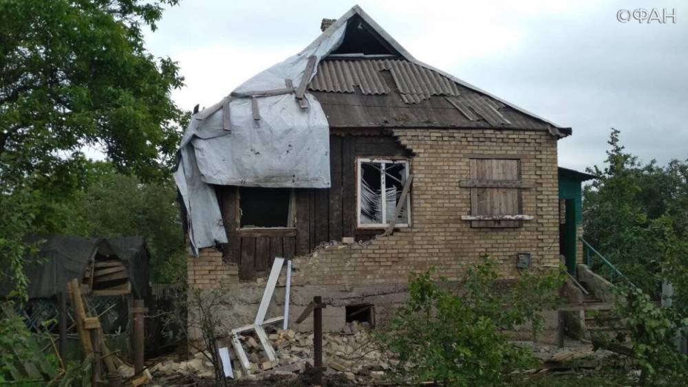 Жилые постройки пострадали в ДНР от попадания украинских снарядов