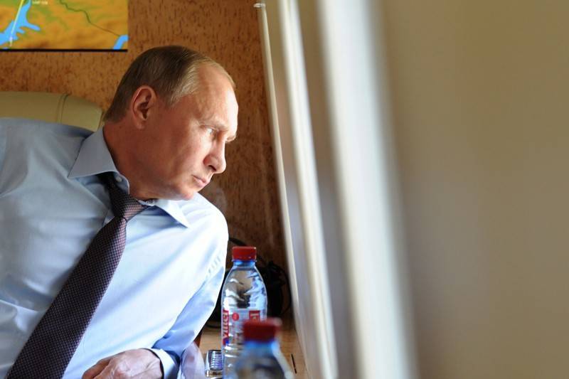 Путин прилетел к Макрону на вертолете Ми-8 (видео)