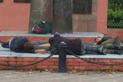 Трое пьяных россиян уснули у Вечного огня и заинтересовали полицию