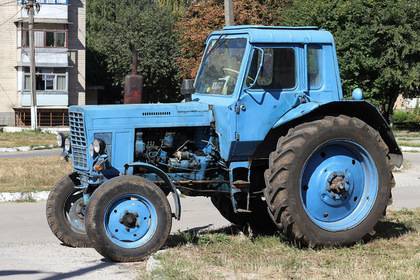 Российский чиновник украл трактор во имя благой цели