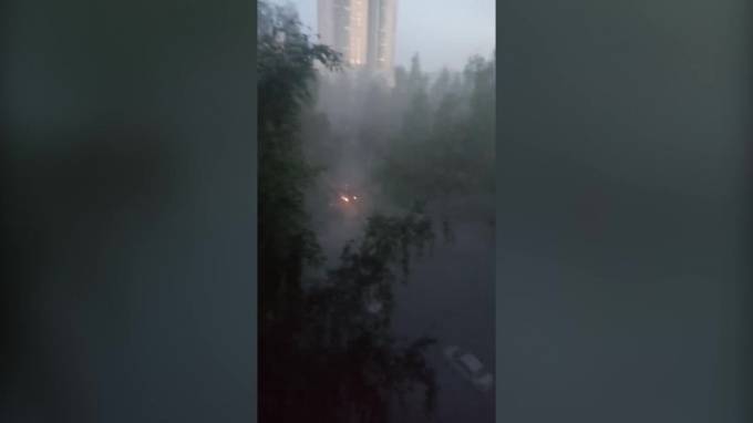 Видео: двор на проспекте Королева весь оказался в дыму