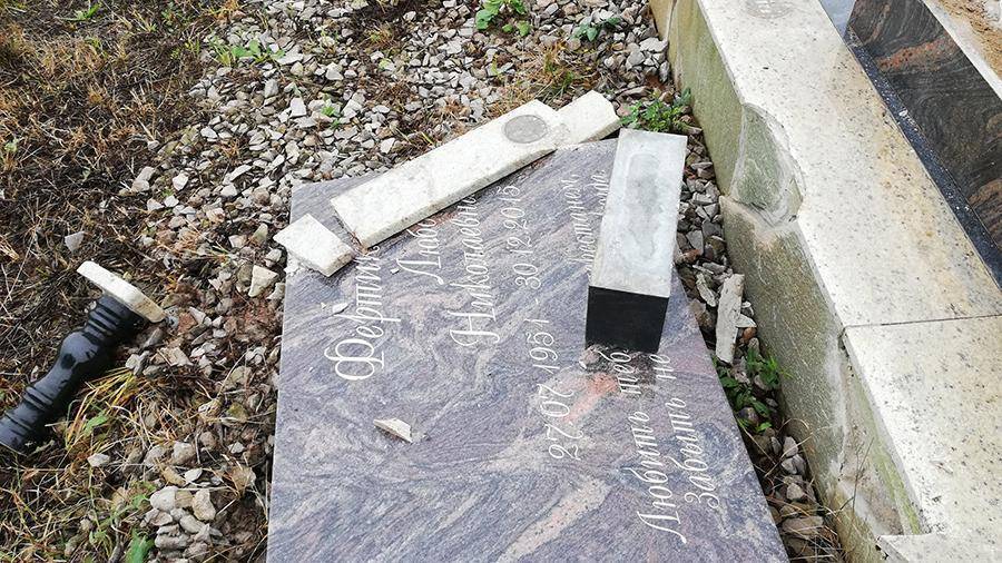 В Удмуртии троих подростков заподозрили в повреждении надгробий