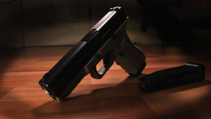 Восьмилетний житель Выборгского района прострелил себе руку маминым пистолетом