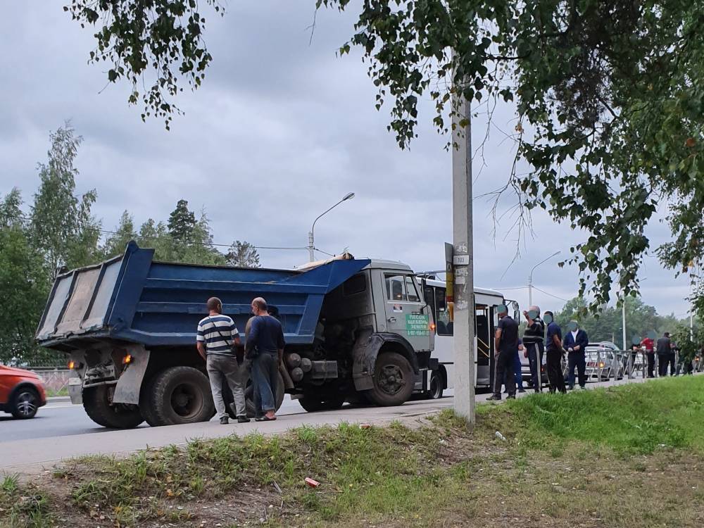 КамАЗ врезался в автобус в Ленобласти, есть пострадавшие. РЕН ТВ