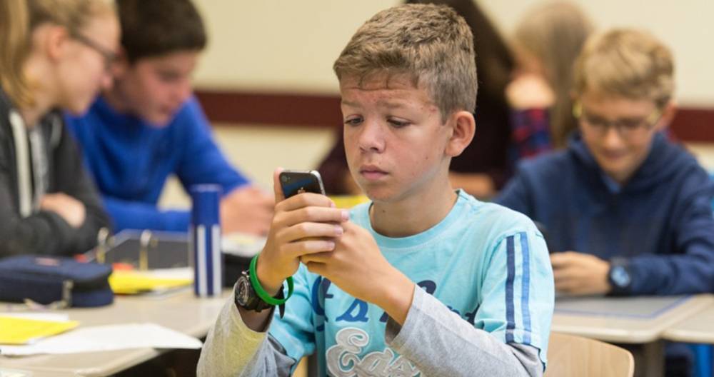 Эксперты поддержали предложение ограничить использование смартфонов в школах