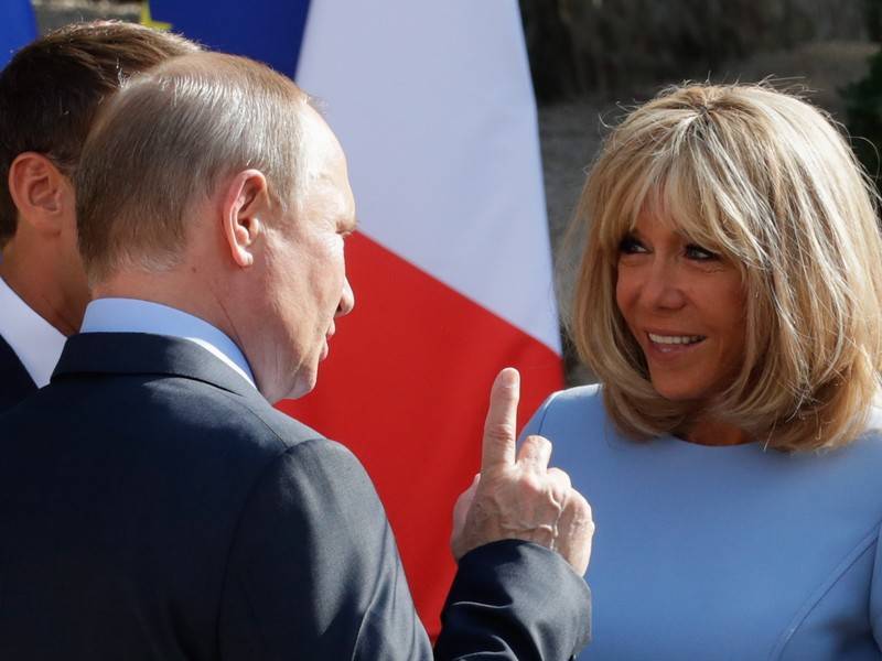 Жена Макрона сняла лангетку ради фотографии с Путиным