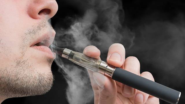 США: более 120 подростков заболели после курения электронных сигарет