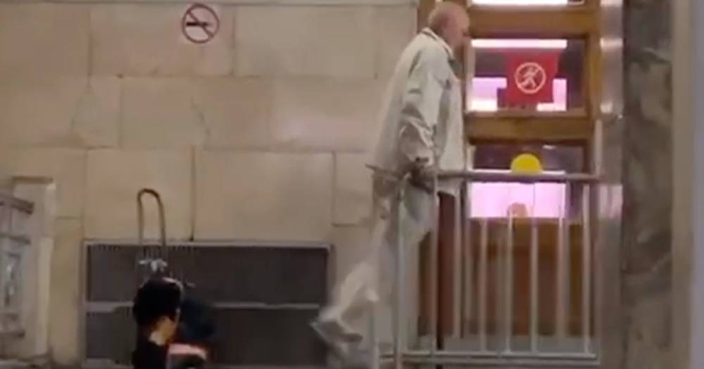 Пожилой пассажир московского метро продемонстрировал физическую подготовку