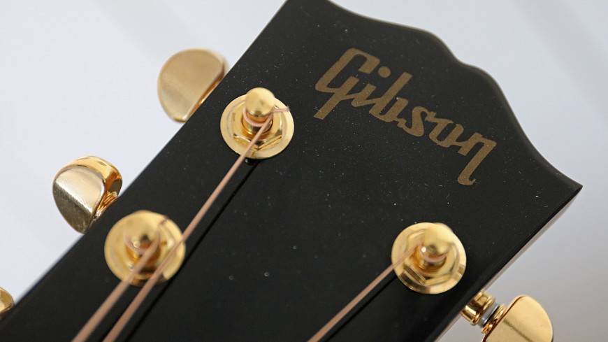 Бульдозером по музыке: сотни гитар Gibson погибли под гусеницами