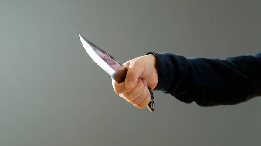 Неизвестный напал с ножом на полицейских в Сургуте | Новости | Пятый канал