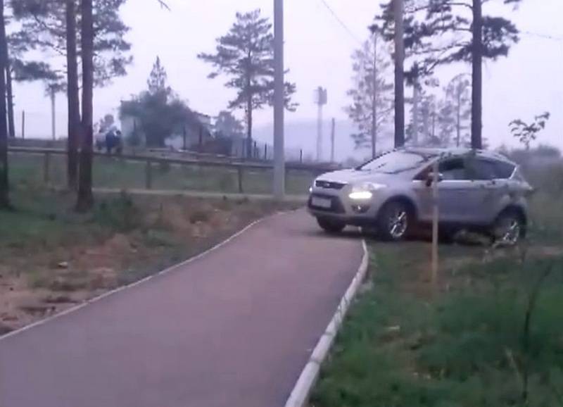 «Быдло в Улан-Удэ»: в парке по тротуарам и велосипедным дорожкам разъезжал «Форд»