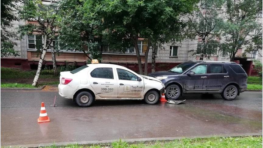 В Кирове водитель такси выехал на «встречку» и столкнулся с иномаркой