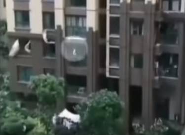В Китае поймали в одеяло трехлетнего ребенка, упавшего с 6 этажа. ВИДЕО - Cursorinfo
