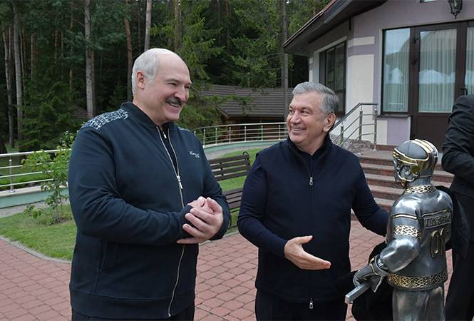 Лукашенко и Мирзиёев обменялась памятными подарками | Вести.UZ