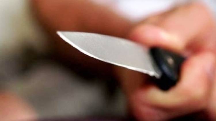 Неизвестный с ножом напал на полицейских в Сургуте