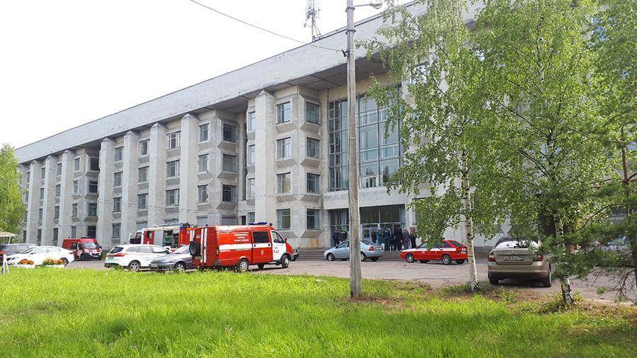 200 человек эвакуировали из вуза в Петербурге из-за баллонов с ядовитым газом