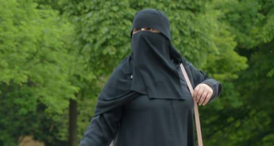 Паранджу и никаб запретили носить в общественных местах в Нидерландах