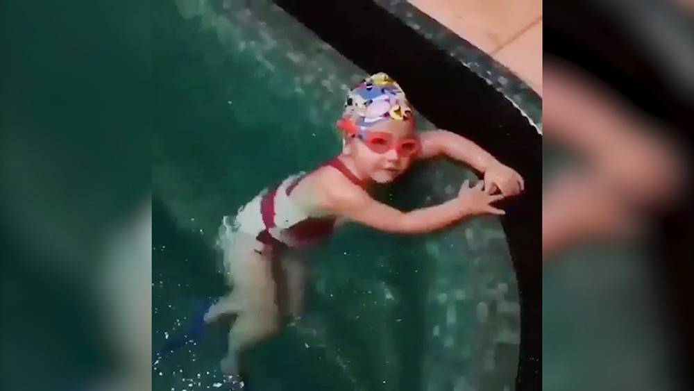 Лиза Галкина исполнила эффектное шоу в бассейне (видео)