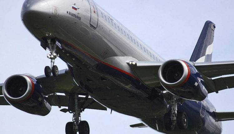 Самолет SSJ-100 экстренно сел в Самаре