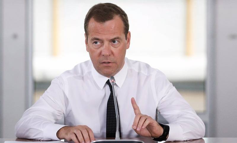 «Тушить пожары нужно здесь...»: Медведев учил красноярских чиновников